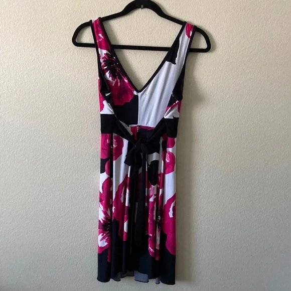 Trixxi Floral V neck Dress - Picture 2 of 4
